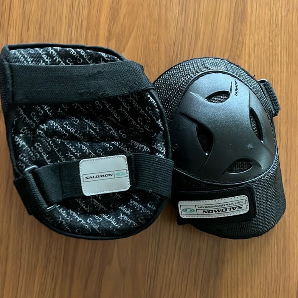 Salomon Black Knee Protective Gear